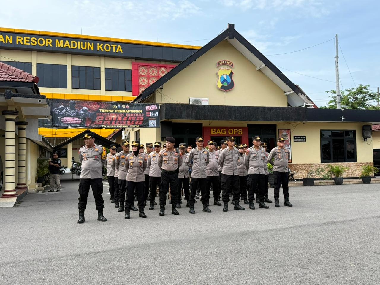 Wakapolres Madiun Kota Ucapkan Terima Kasih dan Mohon Doa Usai Lolos Seleksi Sespimen 2025 1 Wakapolres Madiun Kota Kompol I Gusti AG Ananta memimpin apel pagi dan menyampaikan pesan kedisiplinan serta ucapan terima kasih usai lolos seleksi Sespimen 2025. (Foto : Zack, NewsTujuh)