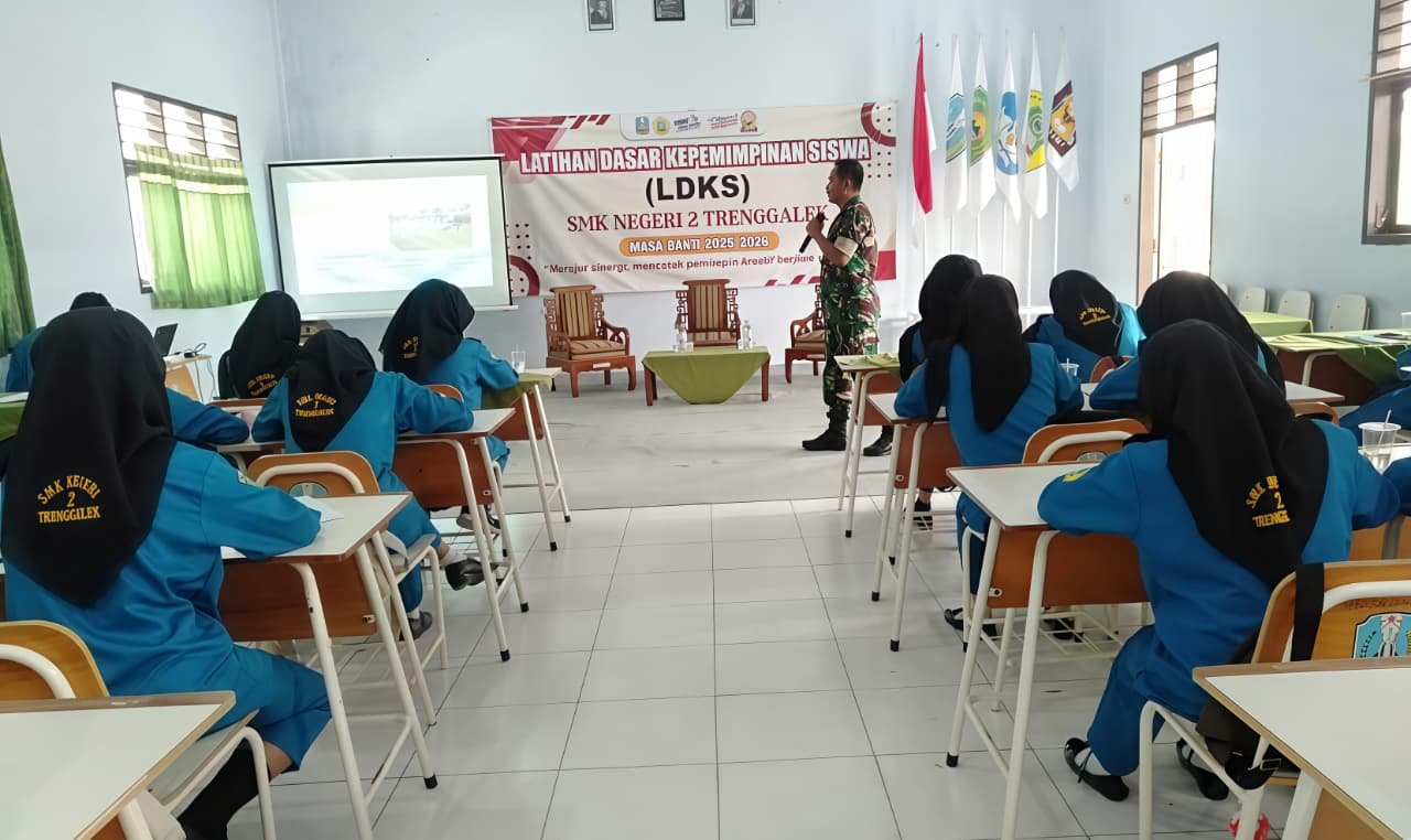 LDKS SMKN 2 Trenggalek Hadirkan TNI untuk Penguatan Karakter Kepemimpinan Pelajar 1 Pelda M. Tajib dari Koramil 0806-01 Trenggalek memberikan materi Wawasan Kebangsaan dan Tata Upacara Sekolah kepada peserta LDKS SMKN 2 Trenggalek. (Foto : Bayu Krisna, NewsTujuh)