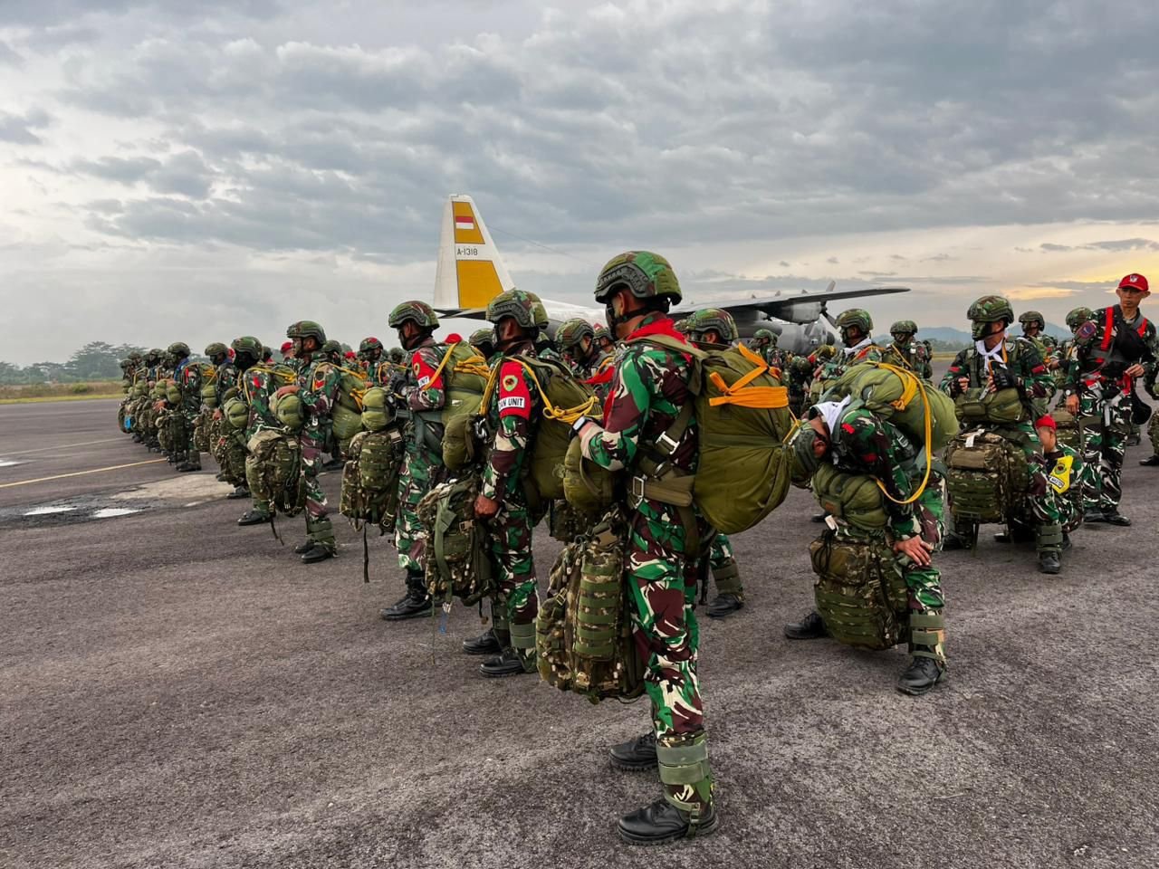 Ratusan Prajurit Yonif 501 Kostrad Tiba di Bangka Belitung untuk Latihan Operasi Udara 1 Prajurit Yonif 501 Kostrad mendarat di Bandara Depati Amir Bangka Belitung untuk latihan operasi udara. (Foto : Doc, NewsTujuh)