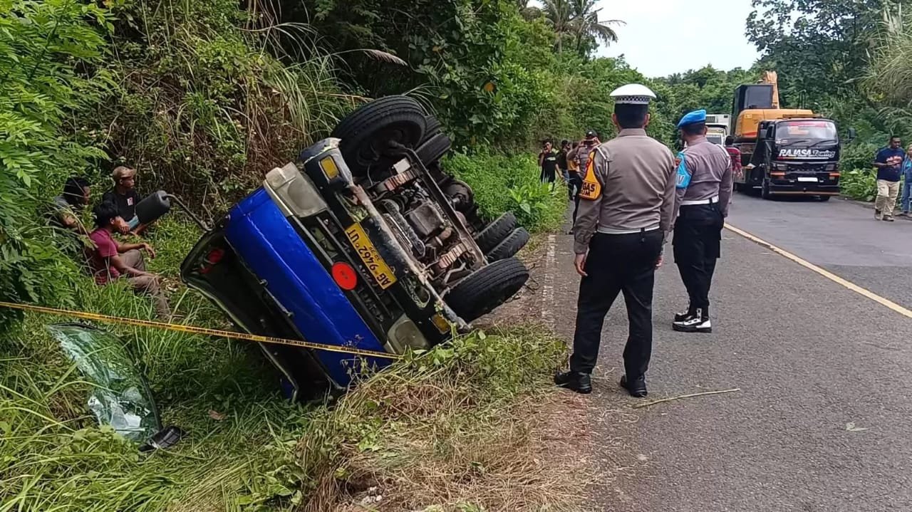 Truk Tangki Solar Terguling di JLS Tulungagung, Polisi Temukan Banyak Kejanggalan 1 Truk