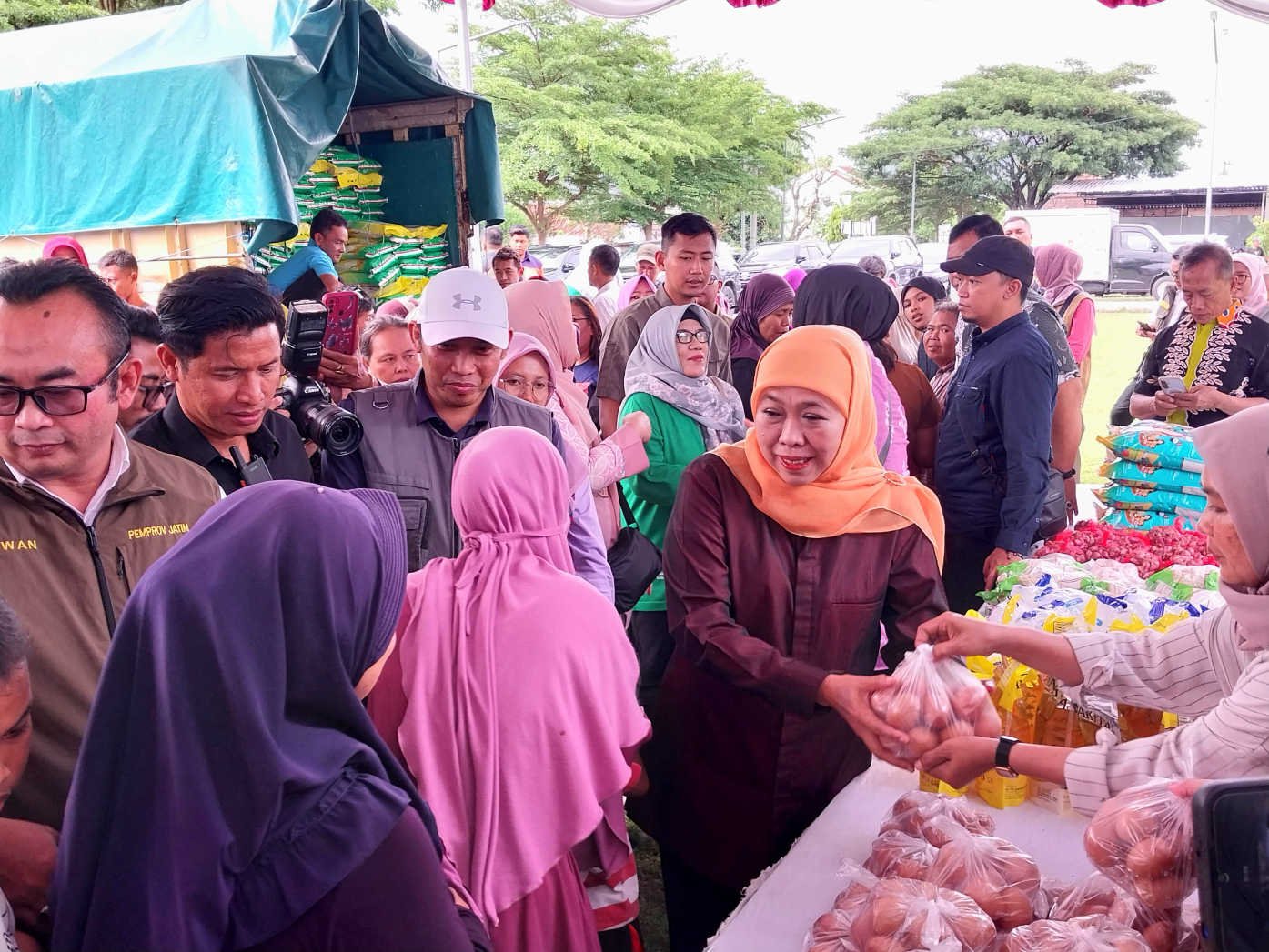 Pemprov Jatim Gelar Pasar Murah di Mojopurno Madiun, Harga Pangan Diseragamkan 1 Pemprov Jatim Gelar Pasar Murah di Mojopurno Madiun, Harga Pangan Diseragamkan