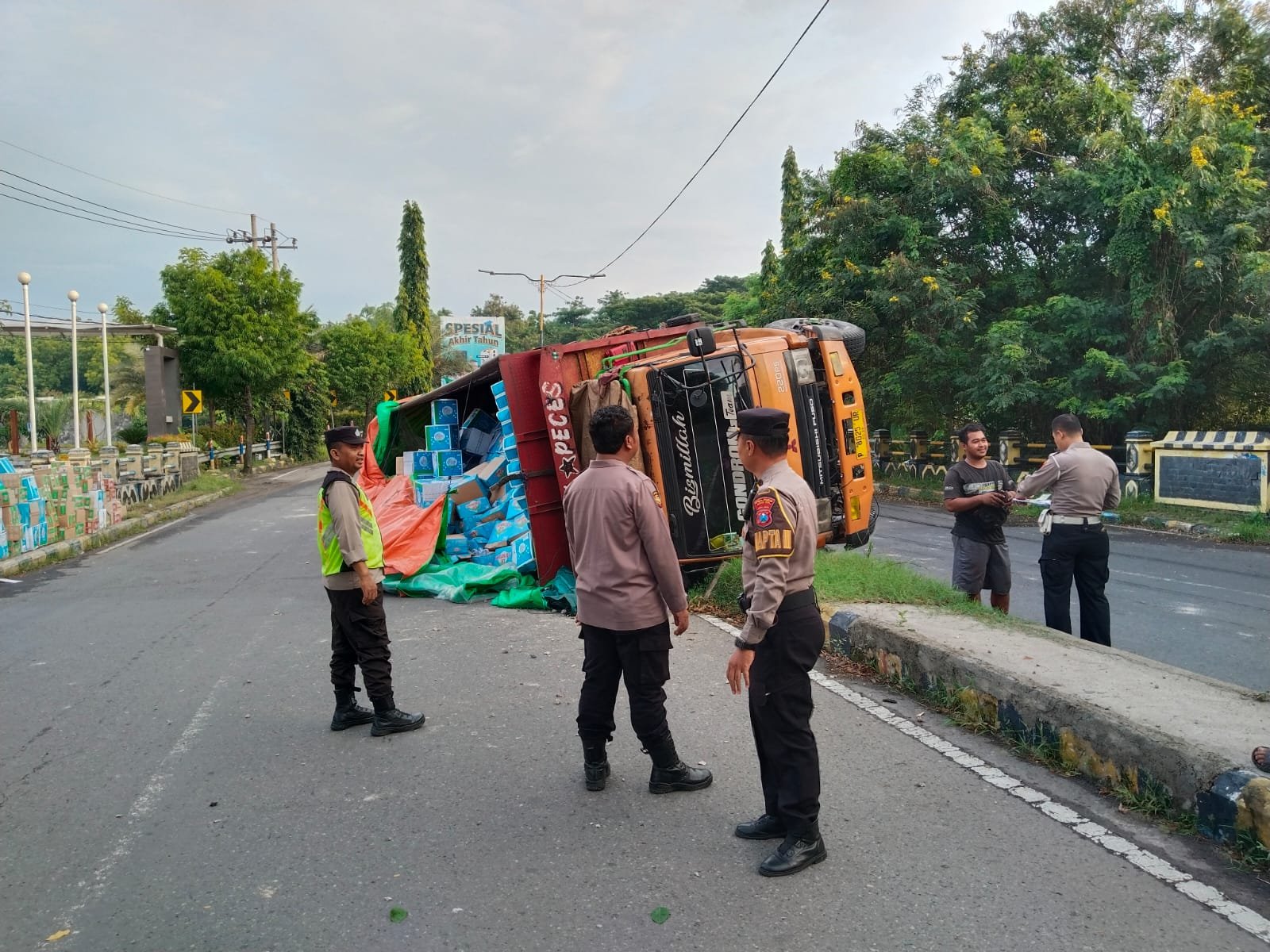 Truk Terguling di Ring Road Barat Madiun Pagi Hari 1 TRUK