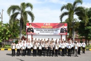 Penghargaan personel Polres Madiun Kota.