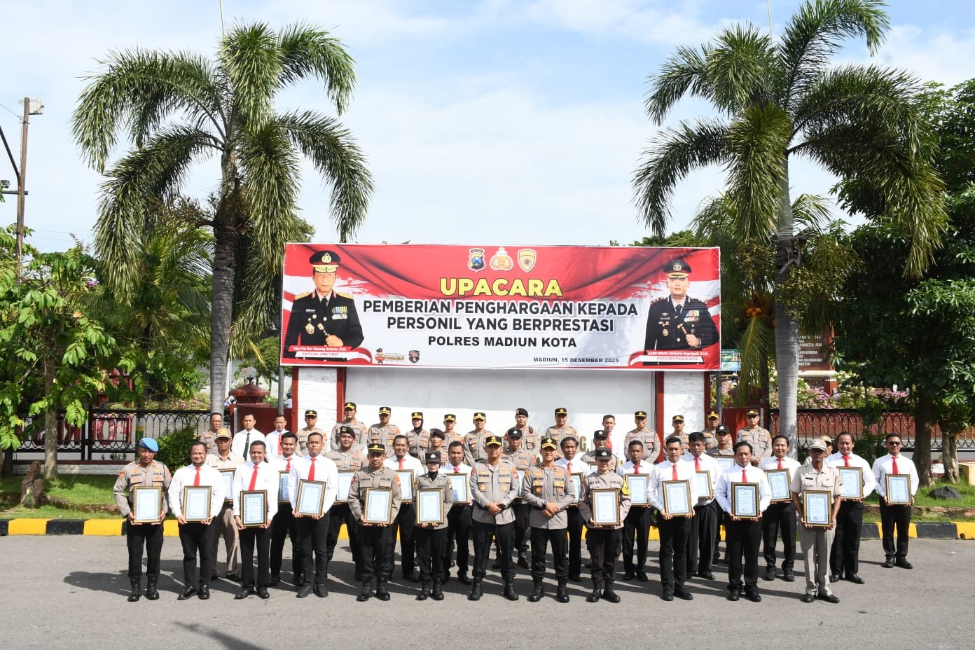 Polres Madiun Kota Beri Penghargaan 27 Personel Berprestasi, Kapolres: Ini Bukan Sekadar Seremonial 1 Penghargaan personel Polres Madiun Kota.