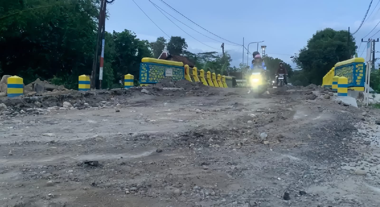 Oprit Jembatan Banger Trenggalek Rusak Parah, Kualitas Kontraktor Disorot 1 OPRIT