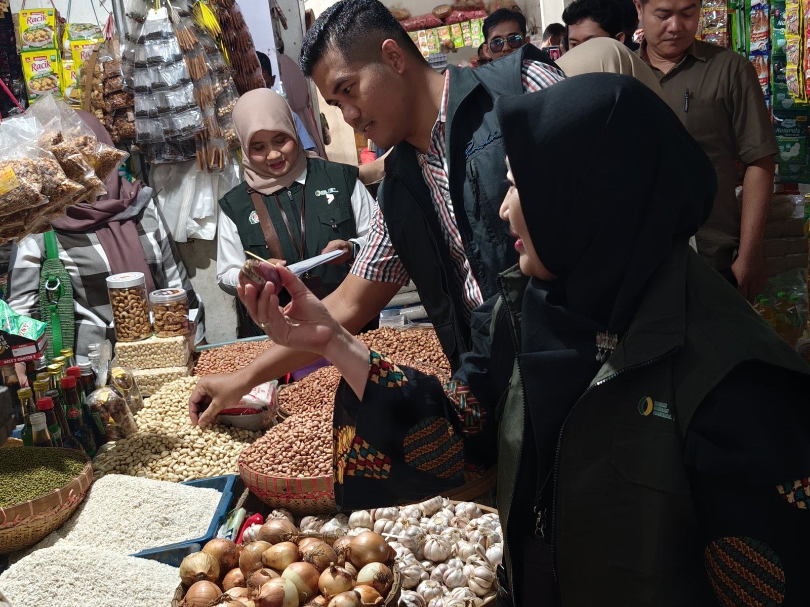 Pastikan Stok Bapokting Aman dan Stabil Satgas Pangan Polres Tulungagung Turun ke Pasar 2 satgas