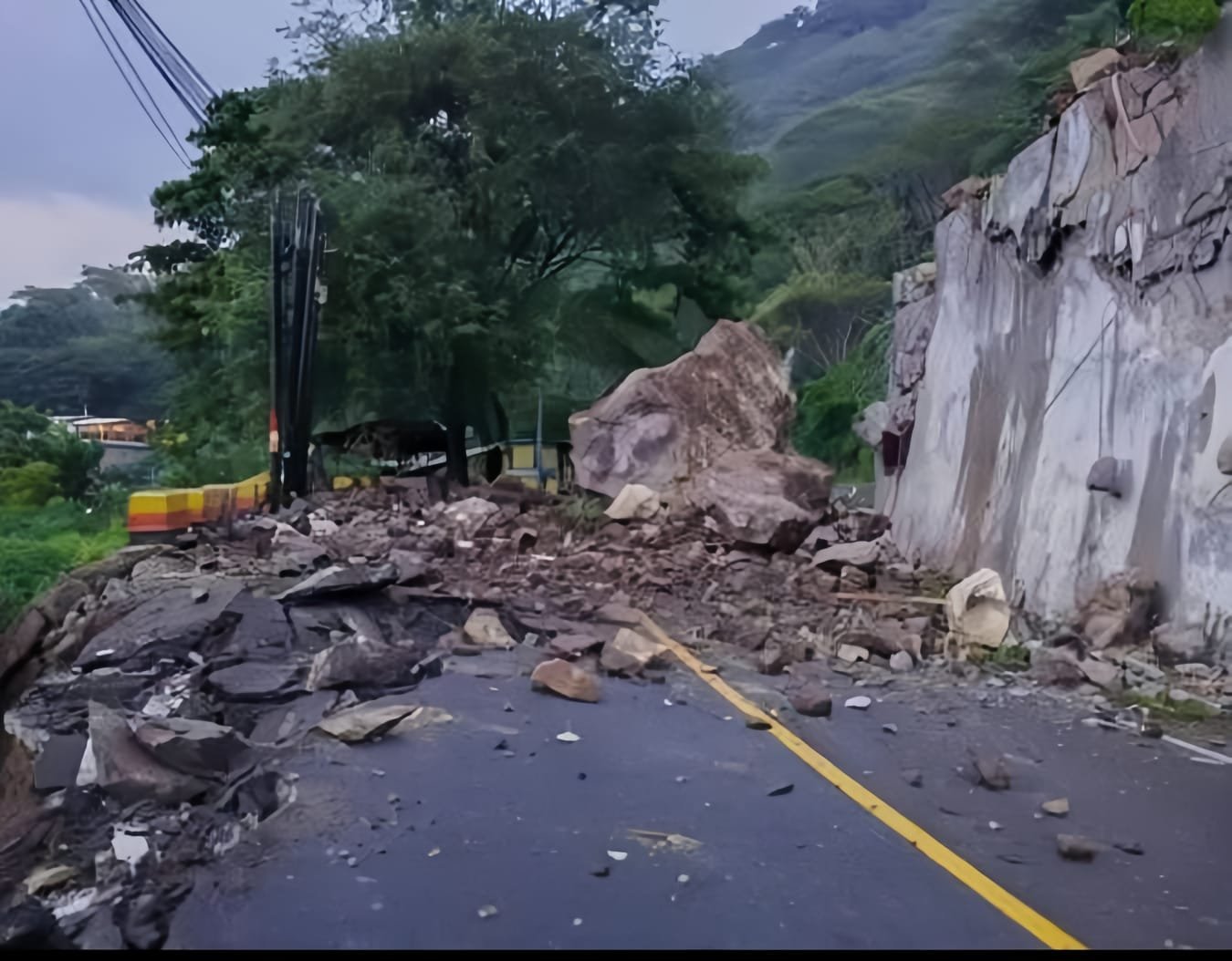Longsor Trenggalek! Batu Raksasa Tutup Total Jalur Nasional Trenggalek–Ponorogo di Bendungan Tugu 1 LONGSOR