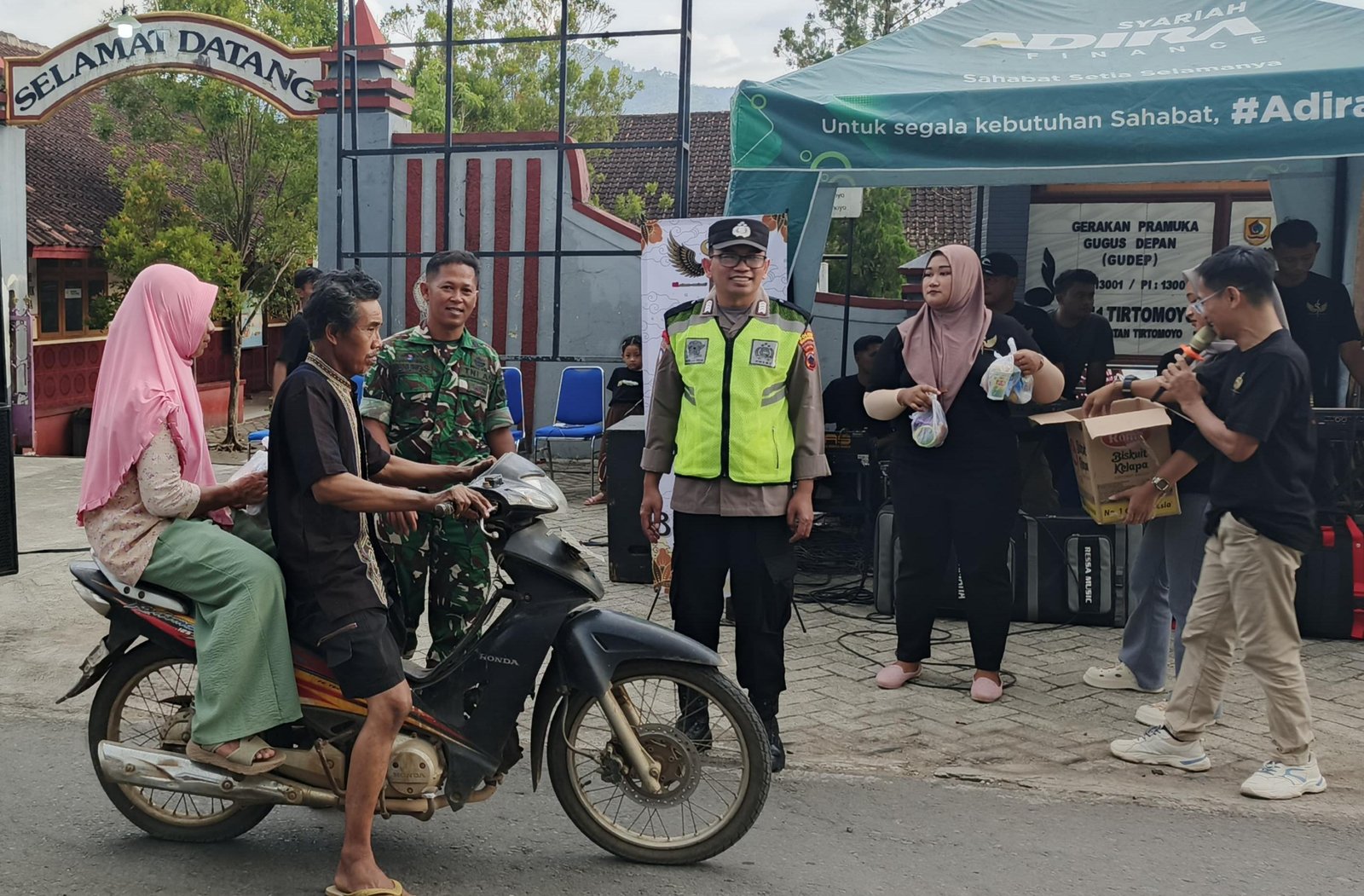 Babinsa Koramil Tirtomoyo dan Seniman Wonogiri Berbagi Takjil, Pererat Kebersamaan di Bulan Ramadan 1 BABINSA
