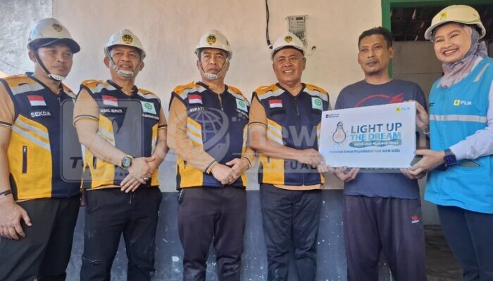 PLN Caruban Salurkan Light Up The Dream di Desa Bener