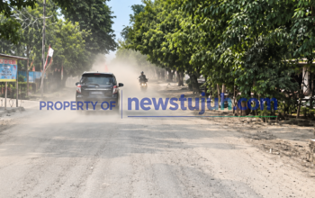 Jalan Bajulan–Kenongorejo Madiun Berdebu, Warga Soroti Minim Penyiraman dan Papan Proyek