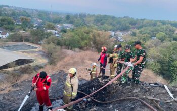 Tim Gabungan Lakukan Pendinginan Pascakebakaran di TPA Putri Cempo