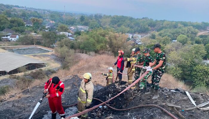 Tim Gabungan Lakukan Pendinginan Pascakebakaran di TPA Putri Cempo