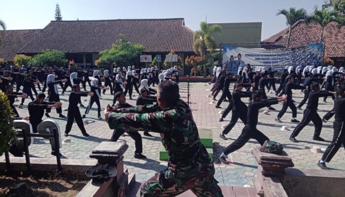 TNI Latih Siswa SMKN 1 Bulukerto untuk Keterampilan dan Patriotisme