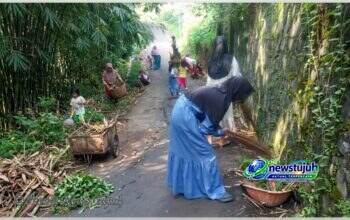 Ibu-Ibu Kampung Cipayung Ciomas Gelar Kerja Bakti Bersihkan Jalan
