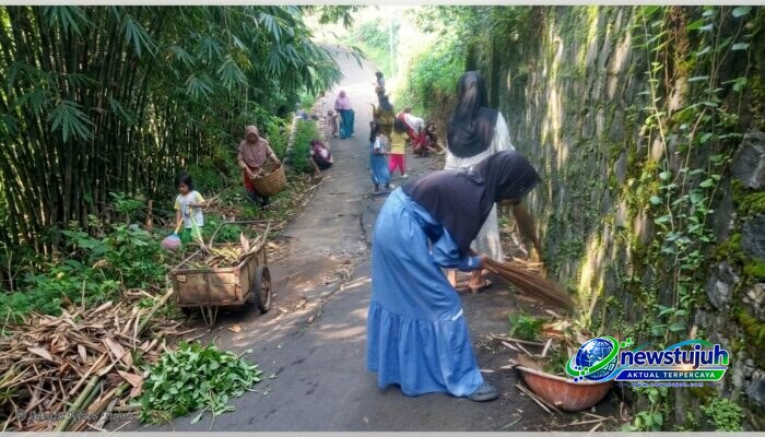 Ibu-Ibu Kampung Cipayung Ciomas Gelar Kerja Bakti Bersihkan Jalan