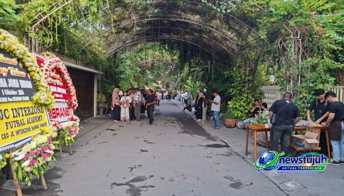 Ultah Iriana dan Gibran, Kediaman Jokowi di Solo Ramai Didatangi Warga
